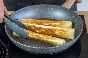 Filoteig-Rollen mit Spinat und Feta ausbacken