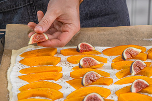 Feigen auf dem Flammkuchen verteilen