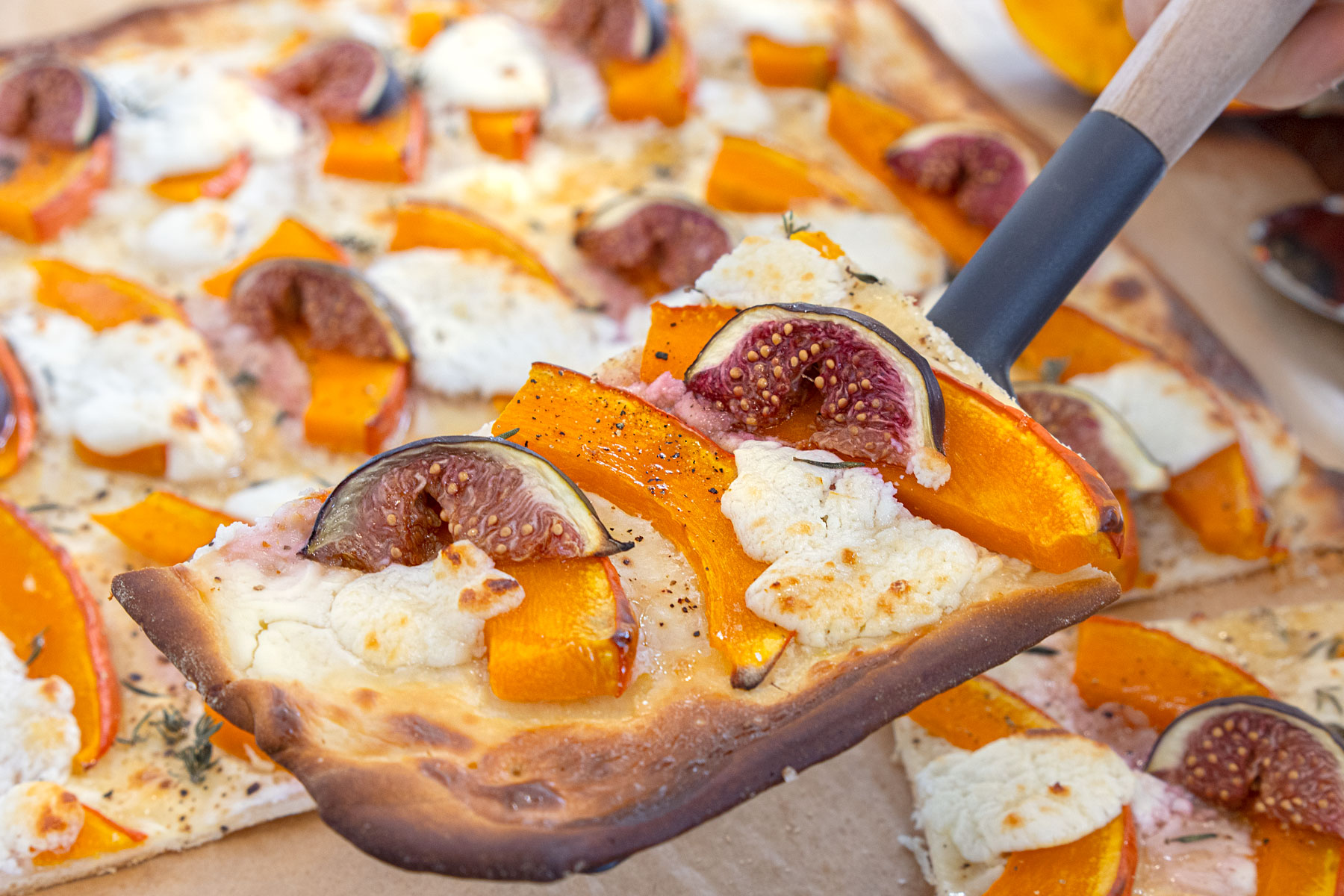 Kürbis-Flammkuchen mit Ziegenkäse