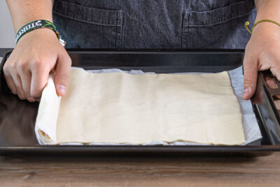 Flammkuchenteig ausrollen