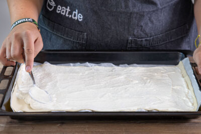 Cremé fraîche mit Meerrettich aus dem Flammkuchenteig verstreichen