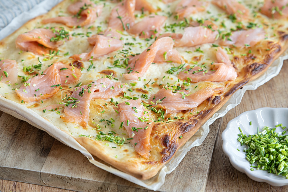 Flammkuchen mit Räucherlachs | Rezept - eat.de