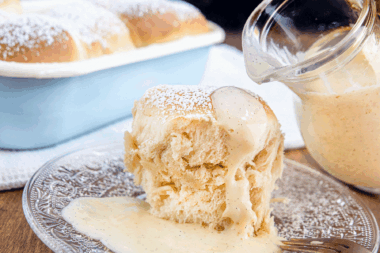 Fluffige Buchteln mit Vanillesoße