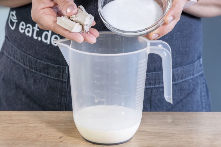 Hefe und Zucker zur Milch geben