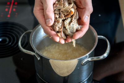 Gänsefleisch in den Topf geben