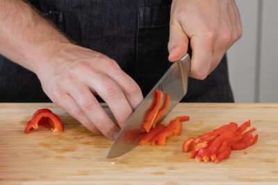 Paprika in Streifen schneiden