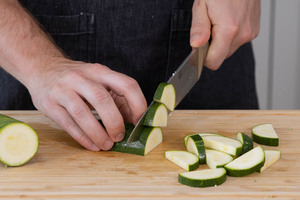 Zucchini halbieren