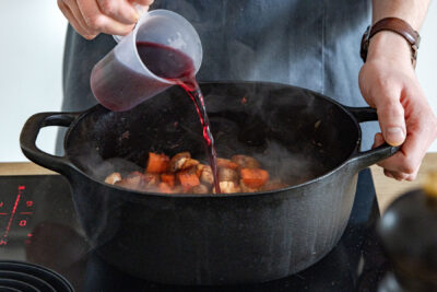 mit Rotwein ablöschen