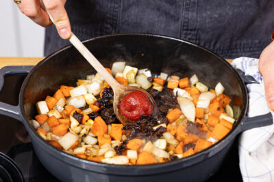 Gemüse und Backpflaumen mit TOmatenmark anbraten