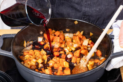 Gemüse und Backpfalumen mit Rotwein ablöschen
