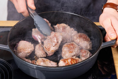 Schweinebäckcne scharf anbraten