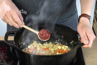 Tomatenmark dazugeben