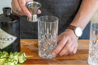 Gin in Glas geben