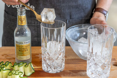 Eiswürfel ins Glas geben