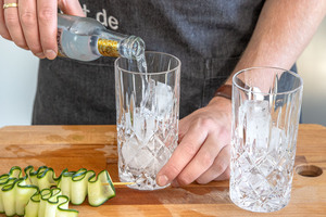 Tonic Water ins Glas geben