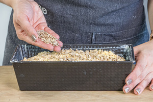 glutenfreies Brot ohne Hefe mit Körner toppen