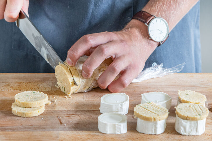 Gratiniermasse für Gratinierten Ziegenkäse in Scheiben schneiden