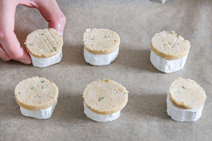 Ziegenkäse mit Gratiniermasse abdecken