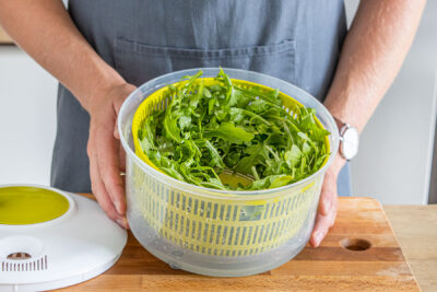 Rucola waschen
