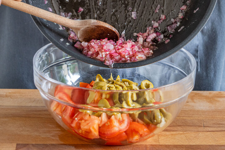 Zwiebeln zum Salat geben