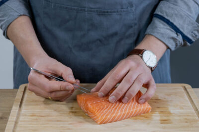 Lachs auf Gräten kontrollieren