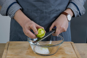 Limettenschale abreiben