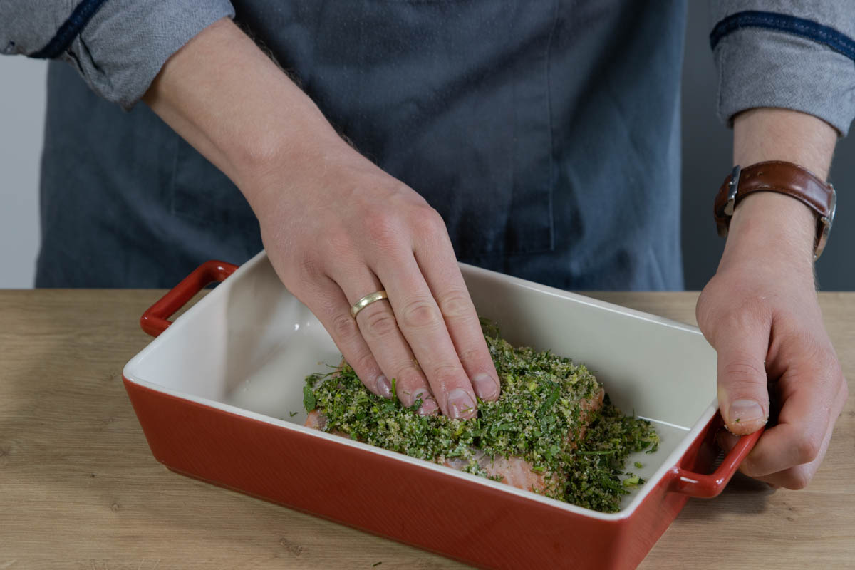 Lachs mit der Kräuterbeize einreiben
