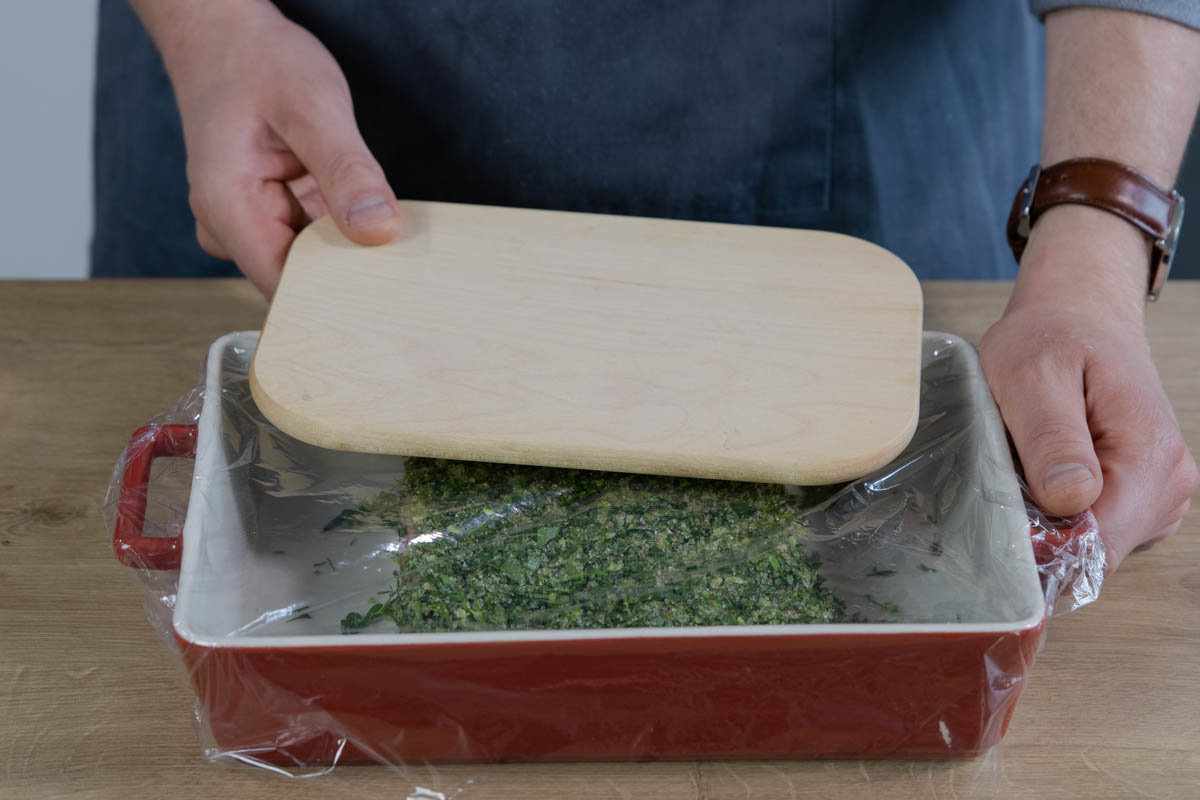 Brett auf den Lachs legen
