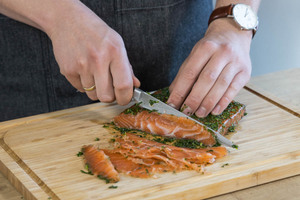 Graved Lachs in Tranchen schneiden