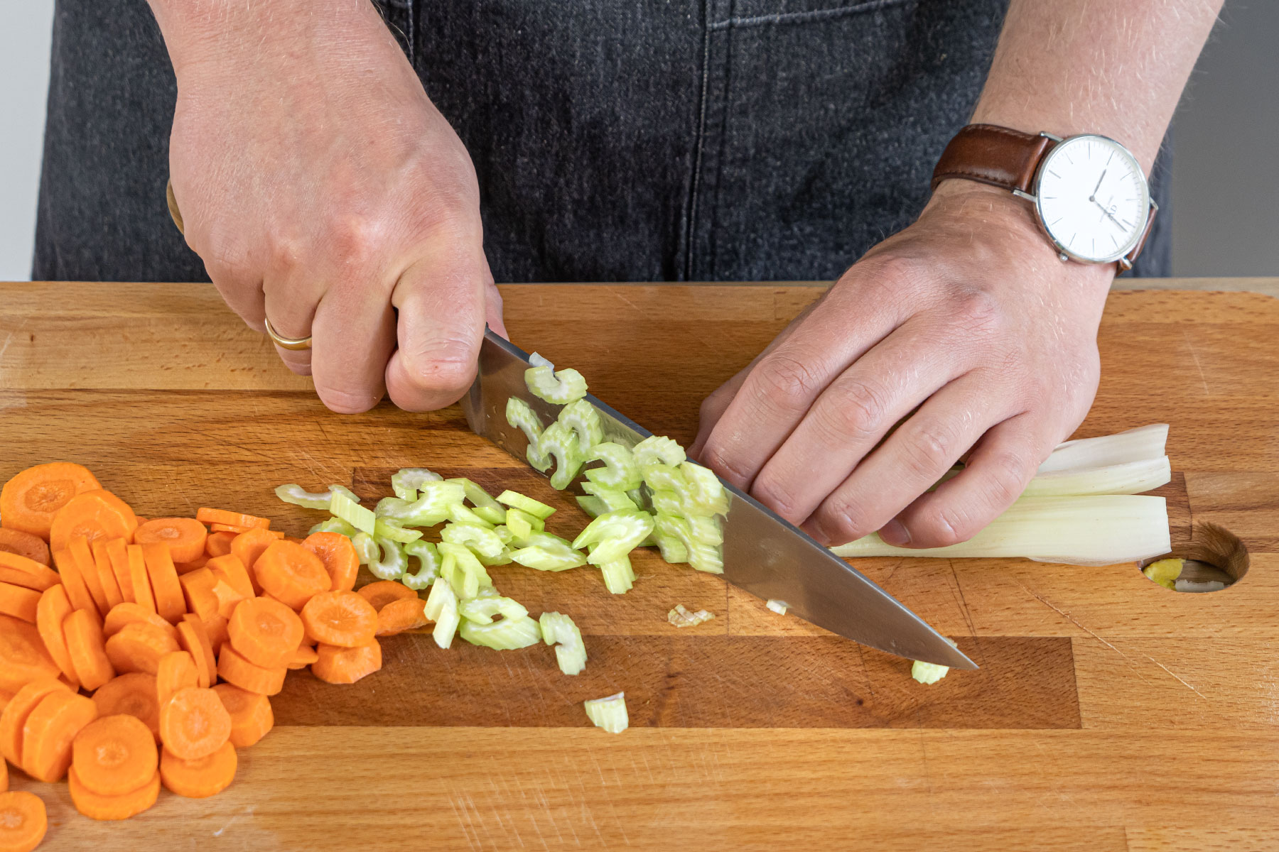 Karotten und Sellerie in Scheiben schneiden