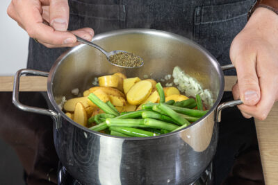 Gemüse für die grüne Bohnensuppe anbraten
