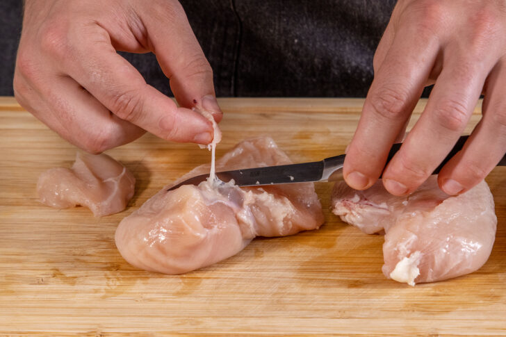 Sehnen vom Hähnchenfleisch entfernen