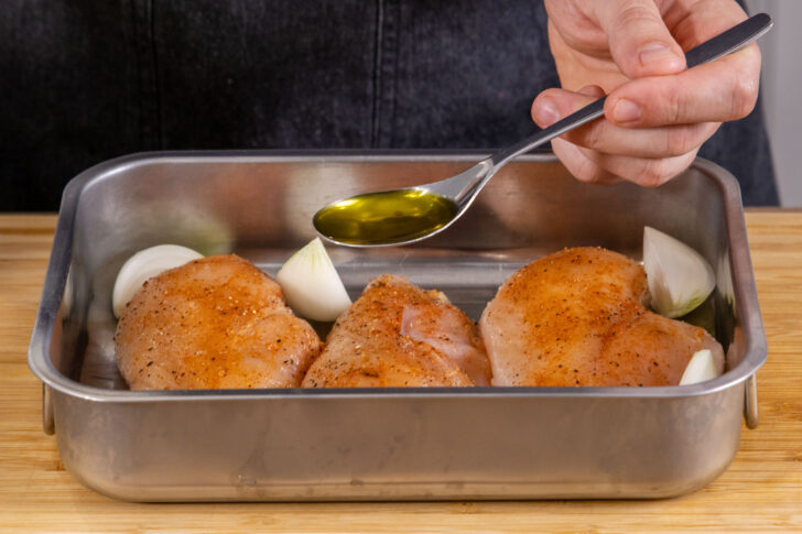 Öl über das Hähnchenfleisch ohne Anbraten geben