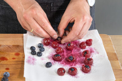 Kirschen mit Heidelbeeren füllen