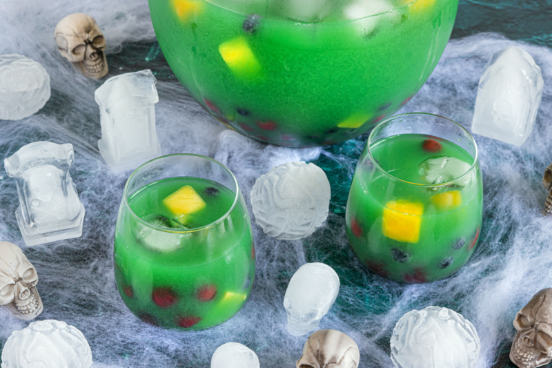 Schaurig fruchtige Halloweenbowle mit Alkohol | Rezept - eat.de