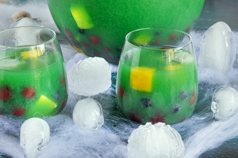 Schaurig fruchtige Halloweenbowle mit Alkohol | Rezept - eat.de