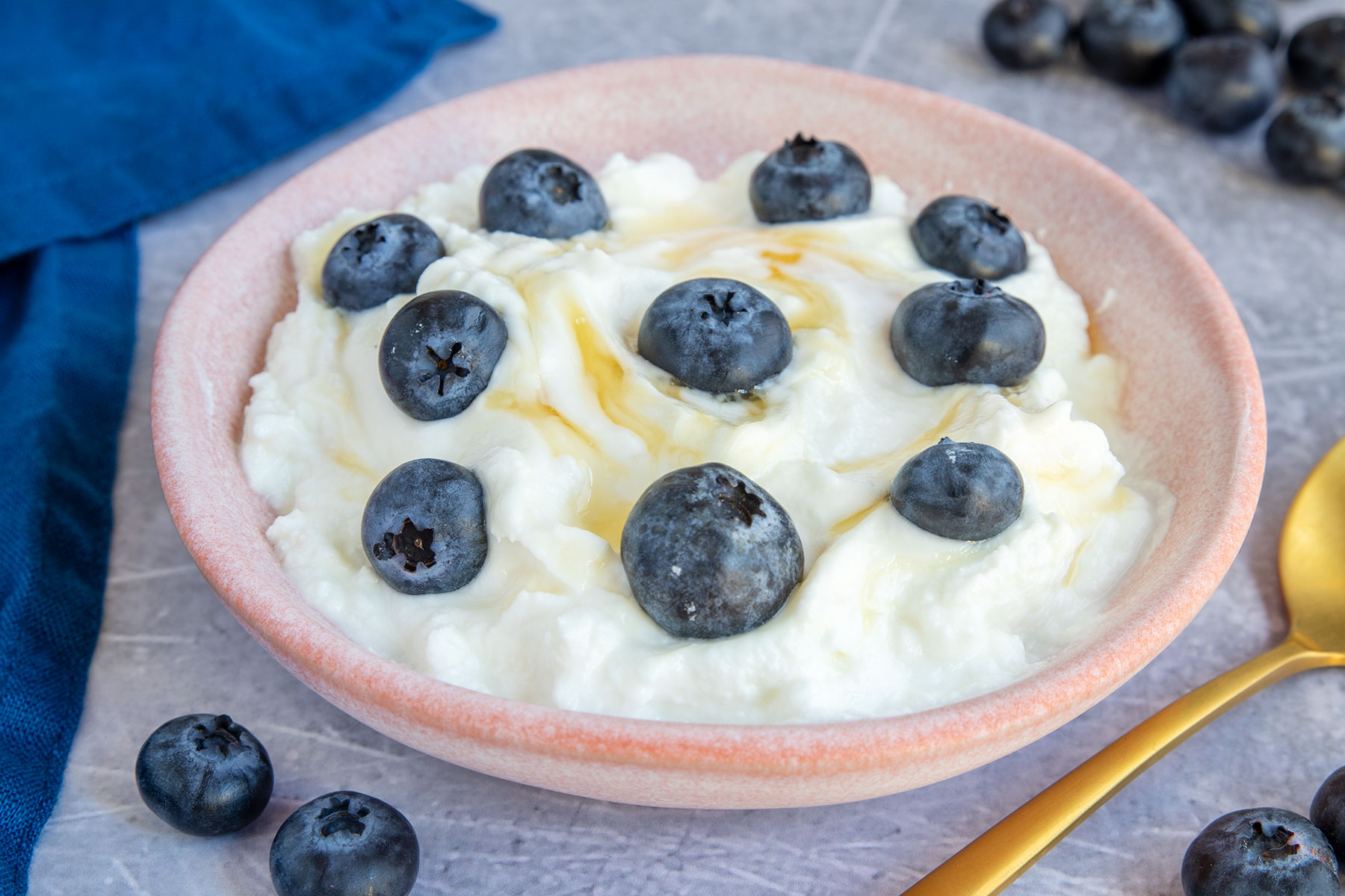 Quark mit Heidelbeeren