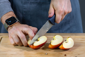 Apfel vierteln