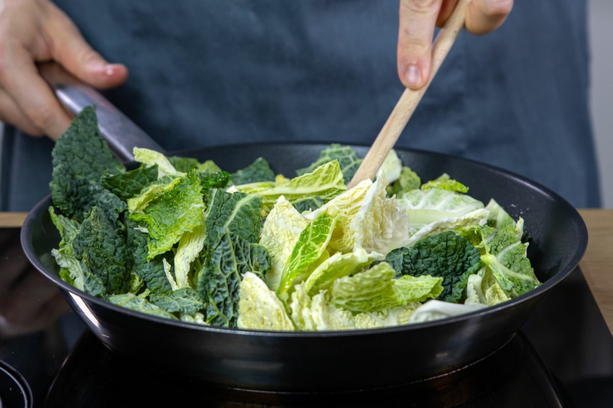 Herbstlicher Wirsingsalat mit Apfel | Rezept - eat.de