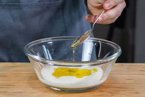 Agavendicksaft zum Dressing geben