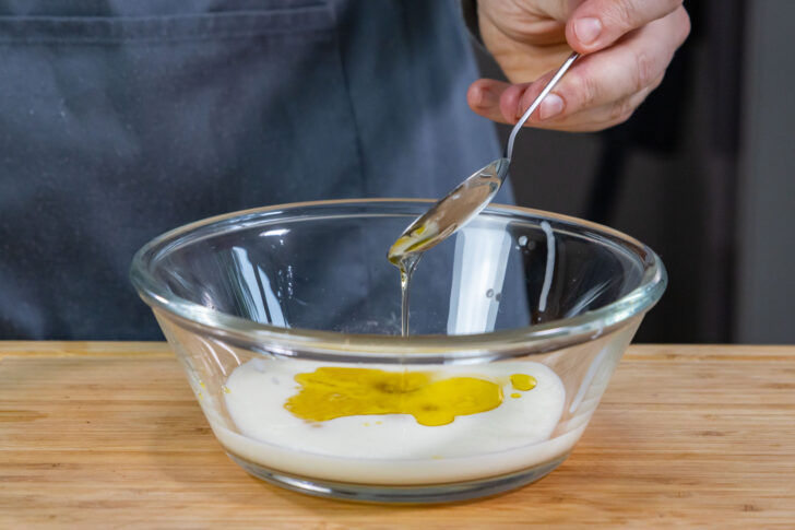 Agavendicksaft zum Dressing geben