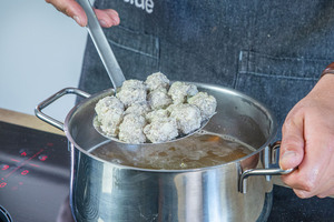 Hackklößchen aus dem Topf nehmen