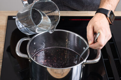 Holunderbeeren mit Wasser aufkochen