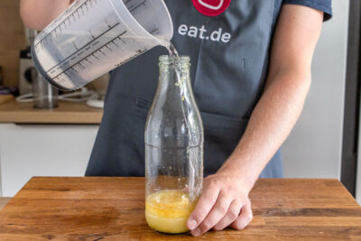 Wasser in Flasche füllen