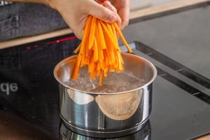 Möhren vorkochen