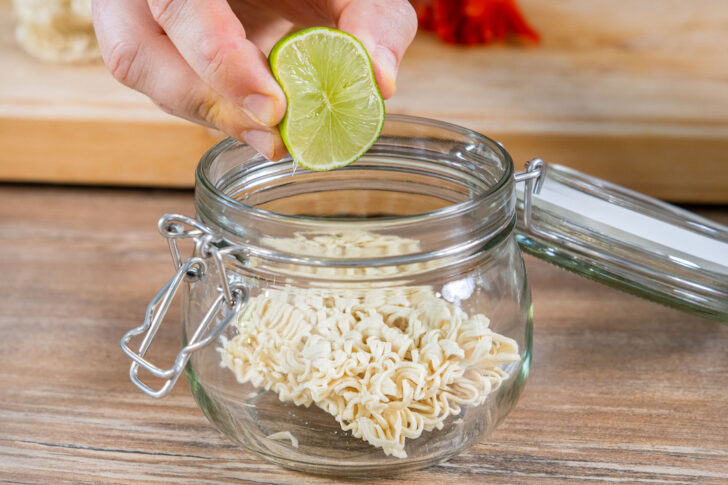 Limette zur Instant-Nudelsuppe pressen