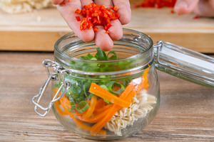 Chili zur Instant-Nudelsuppe geben