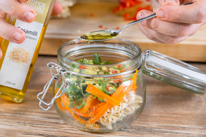 Sesamöl zur Instant-Nudelsuppe geben