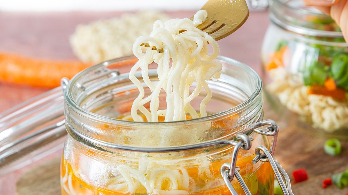 Instant-Nudelsuppe selber machen | Rezept - eat.de
