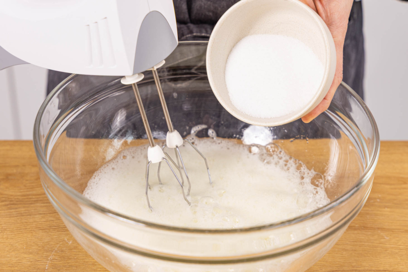 Eiweiß mit Zucker schuamig schlagen